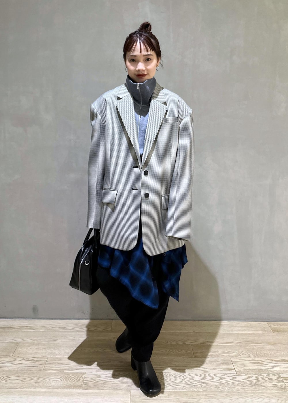 ブラック系のその他シューズ、ブラック系のその他パンツ、ブルー系のスウェットを着用したレディースの秋コーディネートの3枚目の写真