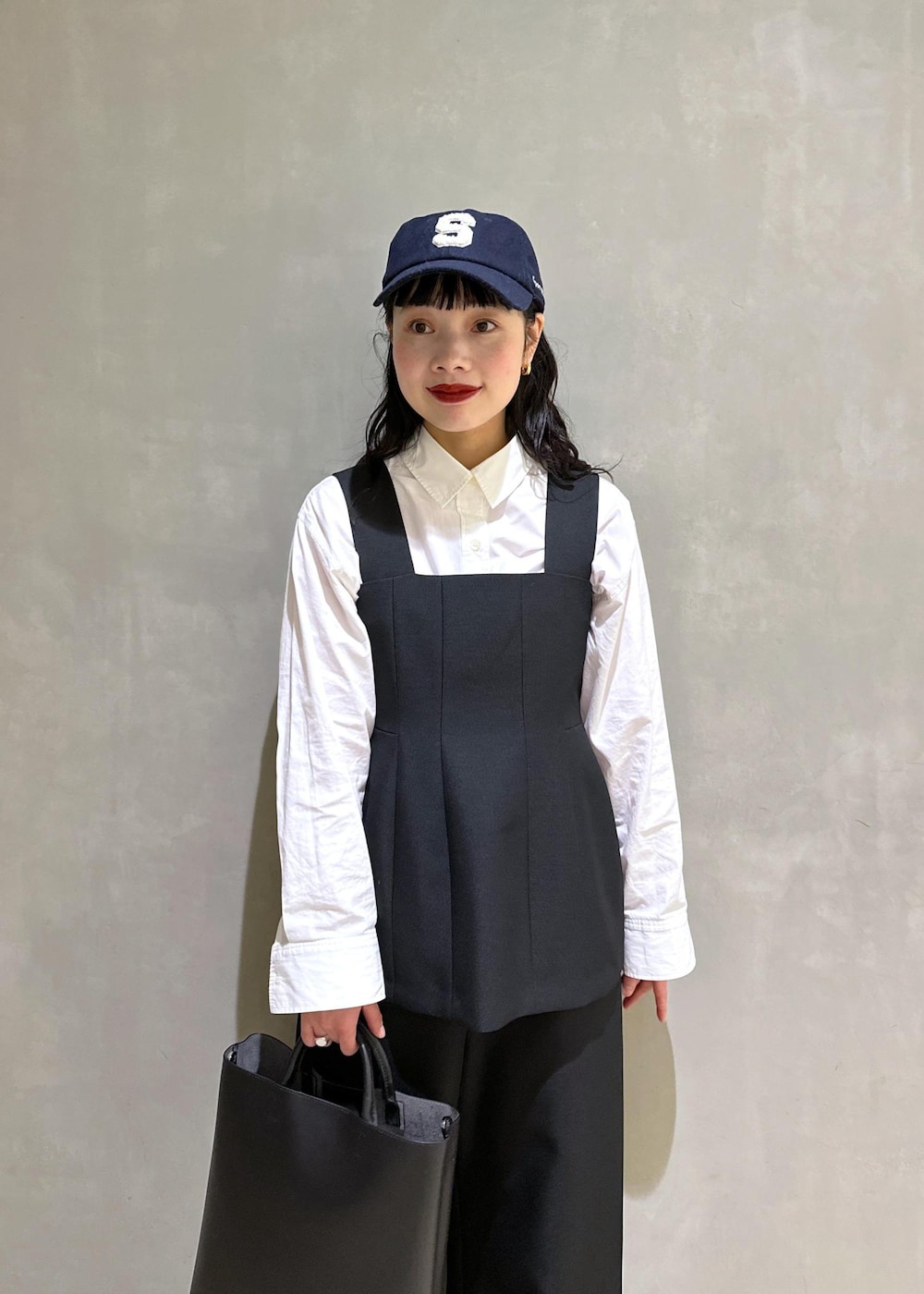 ブラック系のトートバッグ、ブラック系のつなぎ/オールインワンを着用したレディースの冬コーディネートの6枚目の写真