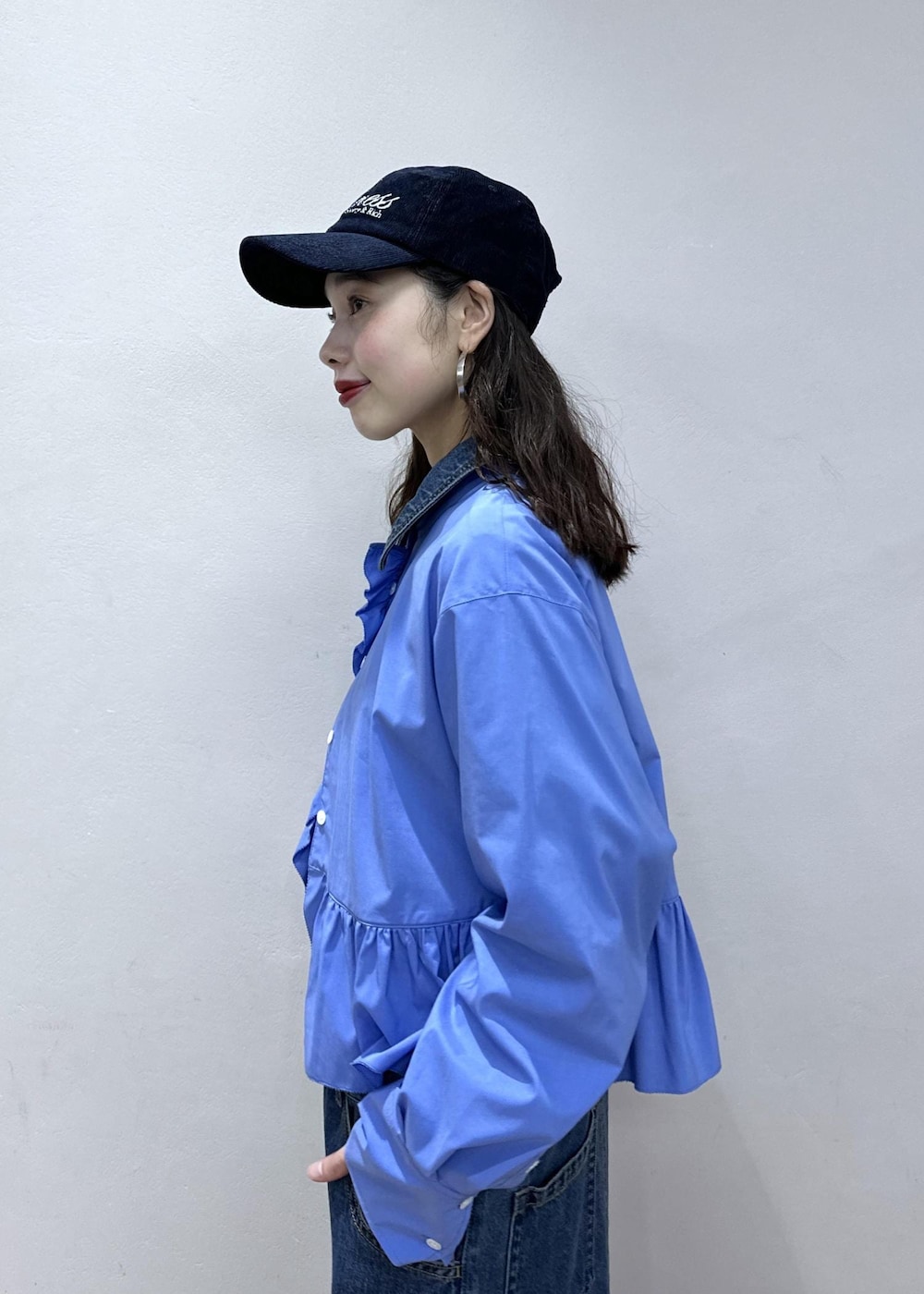 ブラウン系のサンダル、ブラック系のワンピース、ブルー系のシャツ/ブラウスを着用したレディースの冬コーディネートの6枚目の写真