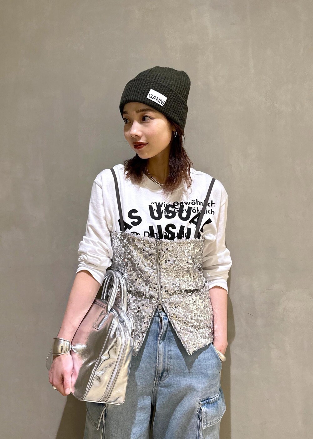 シルバー系のボストンバッグ、ホワイト系のTシャツ/カットソー、シルバー系のパンプスを着用したレディースの秋コーディネートの5枚目の写真