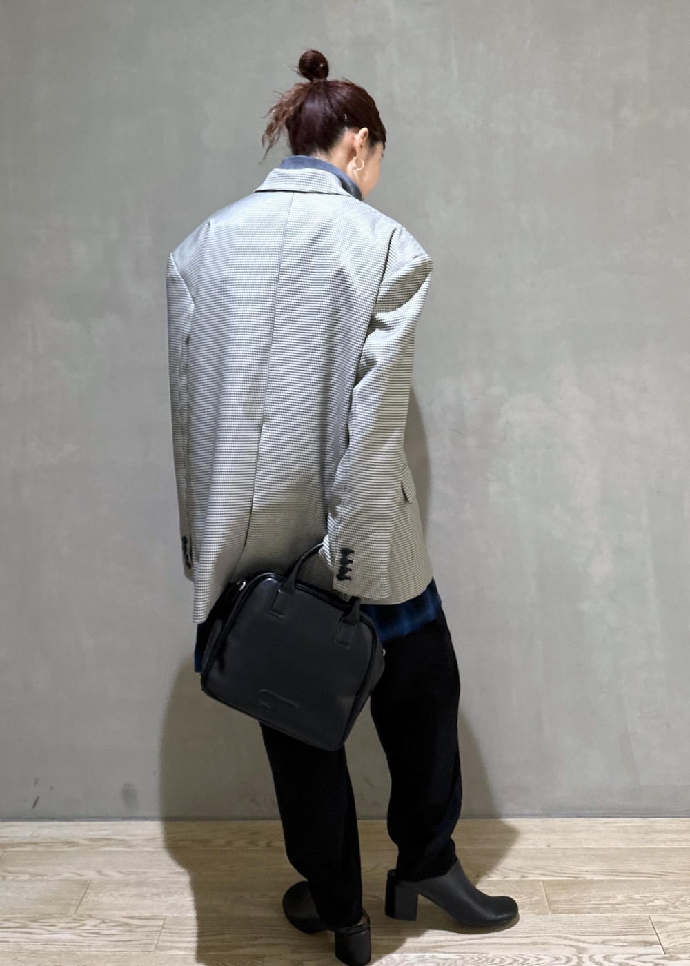 ブラック系のその他シューズ、ブラック系のその他パンツ、ブルー系のスウェットを着用したレディースの秋コーディネートの5枚目の写真