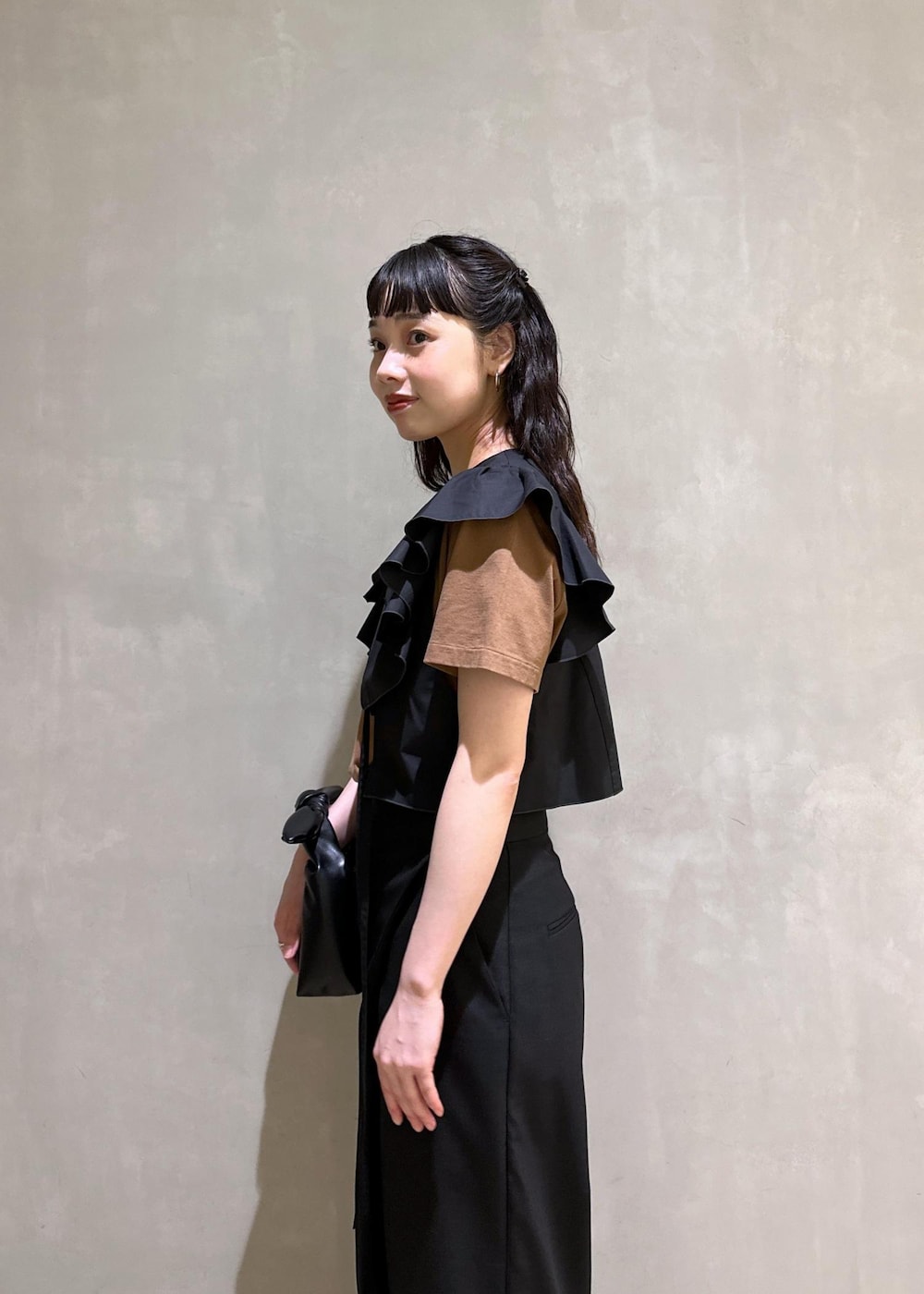 ブラウン系のTシャツ/カットソー、シルバー系のサンダル、ブラック系のTシャツ/カットソーを着用したレディースの夏コーディネートの6枚目の写真