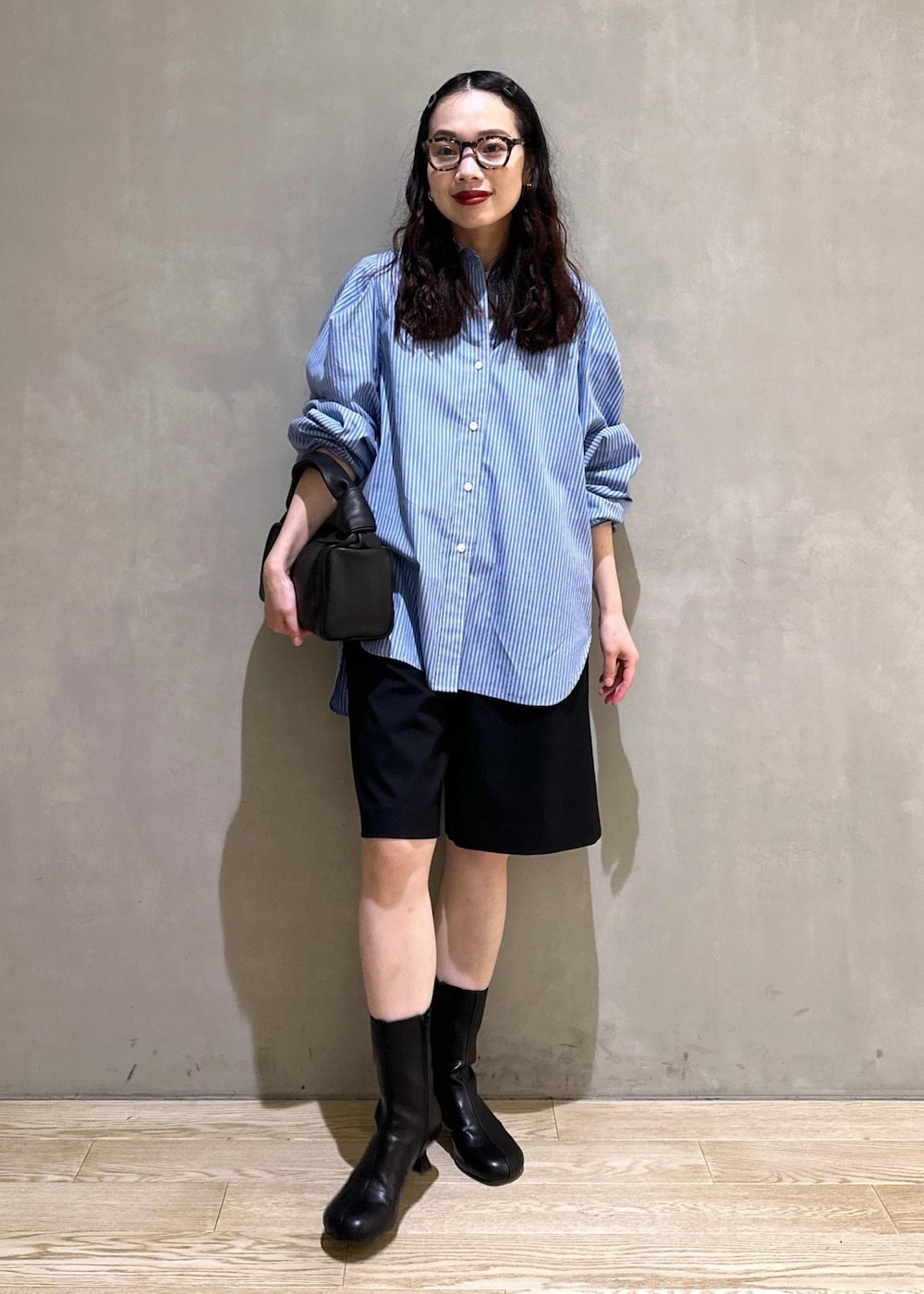 ブラック系のハンドバッグ、ブラック系のその他パンツ、ブラック系のブーツを着用したレディースの秋コーディネートの2枚目の写真