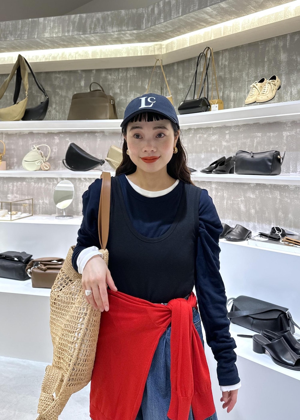 ブラック系のパンプス、ブルー系のデニムパンツ、ホワイト系のTシャツ/カットソーを着用したレディースの春コーディネートの6枚目の写真