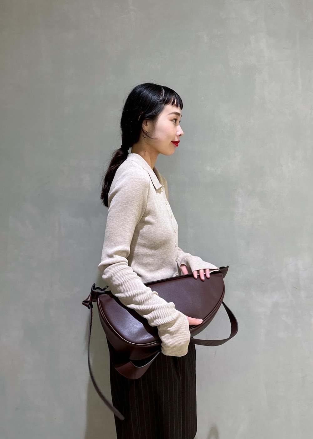 ブラウン系のサンダル、ベージュ系のカーディガン/ボレロ、ブラウン系のその他パンツを着用したレディースの夏コーディネートの10枚目の写真