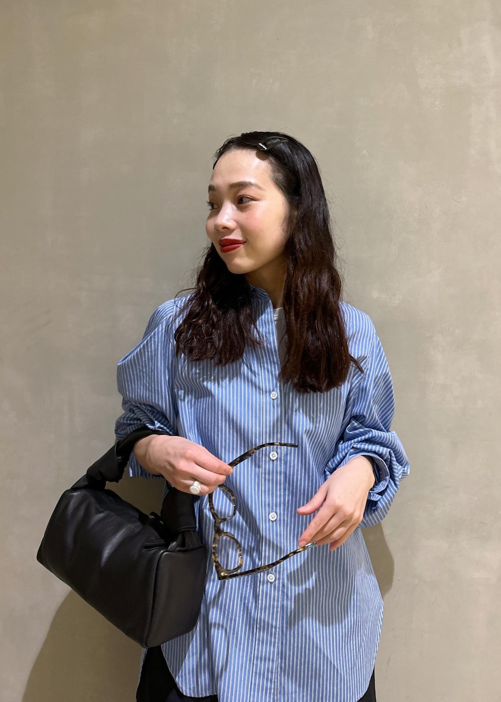 ブラック系のハンドバッグ、ブラック系のその他パンツ、ブラック系のブーツを着用したレディースの秋コーディネートの8枚目の写真