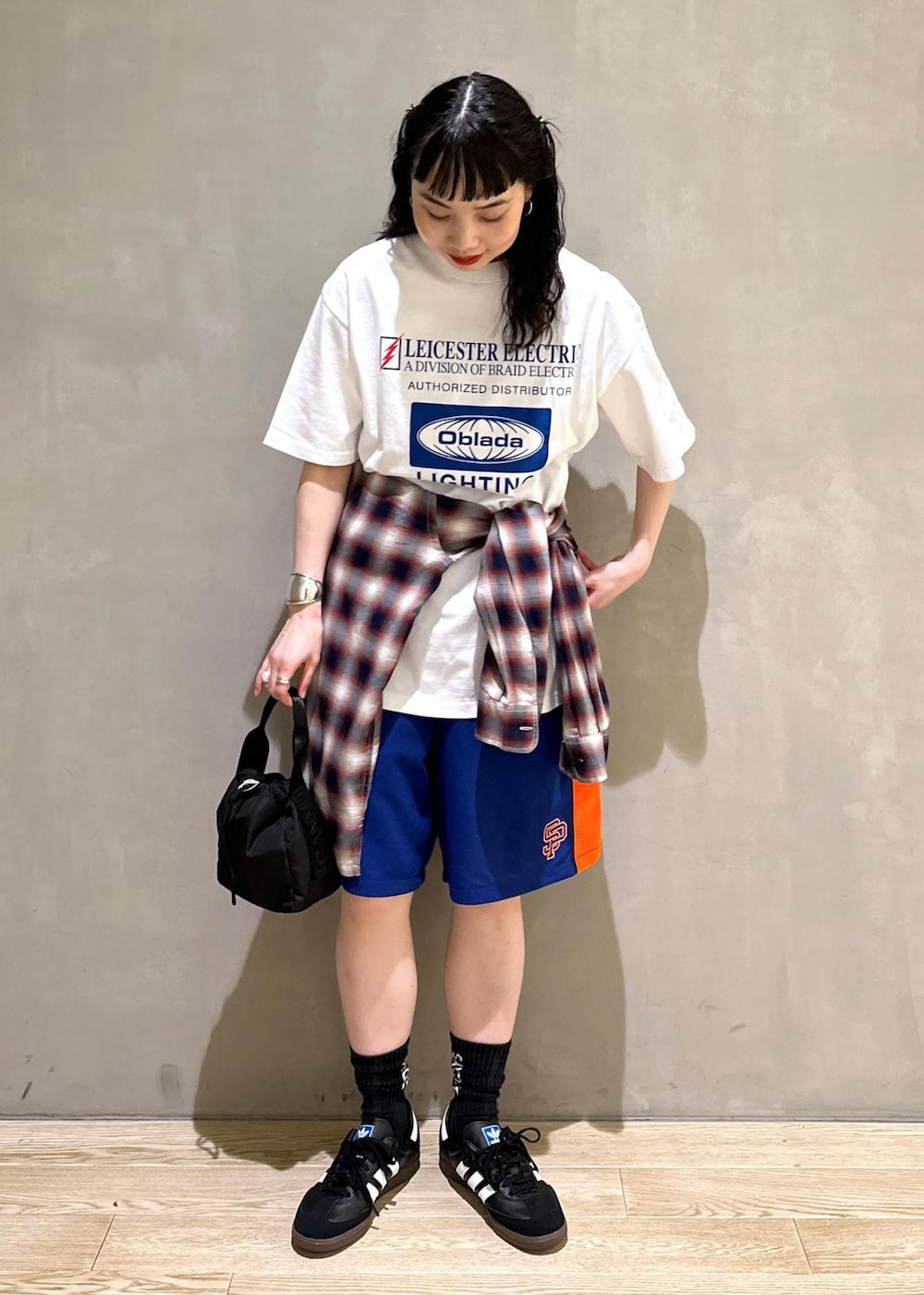 ブルー系のその他パンツ、ベージュ系のシャツ/ブラウスを着用したレディースの夏コーディネートの3枚目の写真