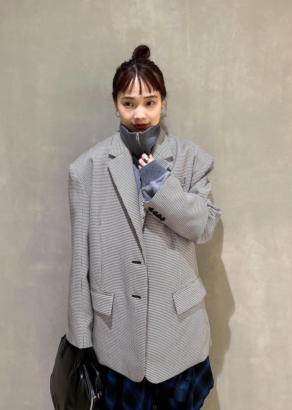 ブラック系のその他シューズ、ブラック系のその他パンツ、ブルー系のスウェットを着用したレディースの秋コーディネートの6枚目の写真