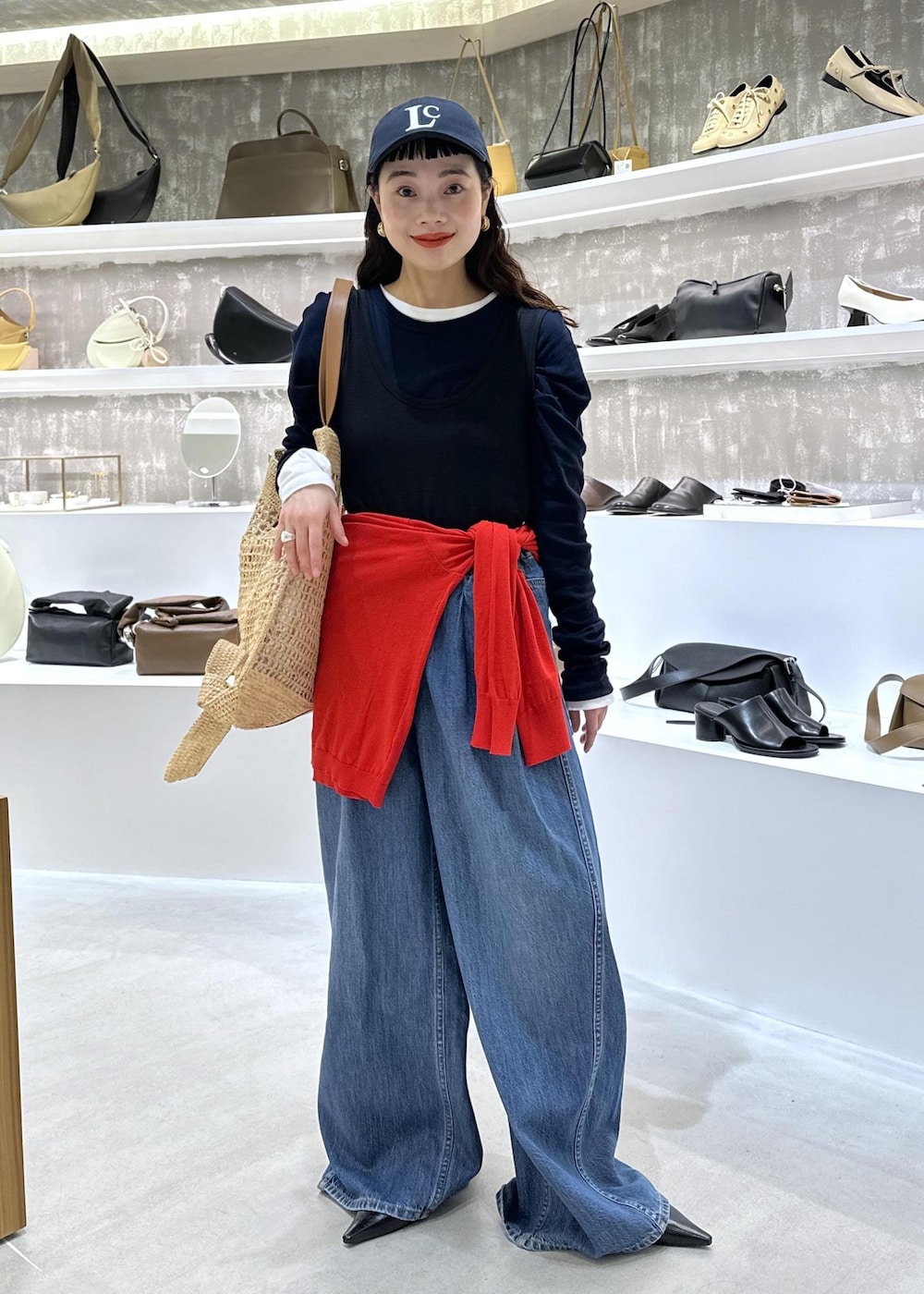 ブラック系のパンプス、ブルー系のデニムパンツ、ホワイト系のTシャツ/カットソーを着用したレディースの春コーディネートの2枚目の写真