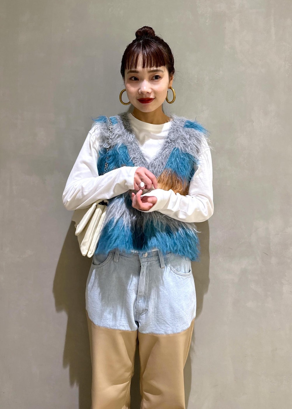 シルバー系のパンプス、ホワイト系のTシャツ/カットソー、ホワイト系のショルダーバッグを着用したレディースの秋コーディネートの5枚目の写真