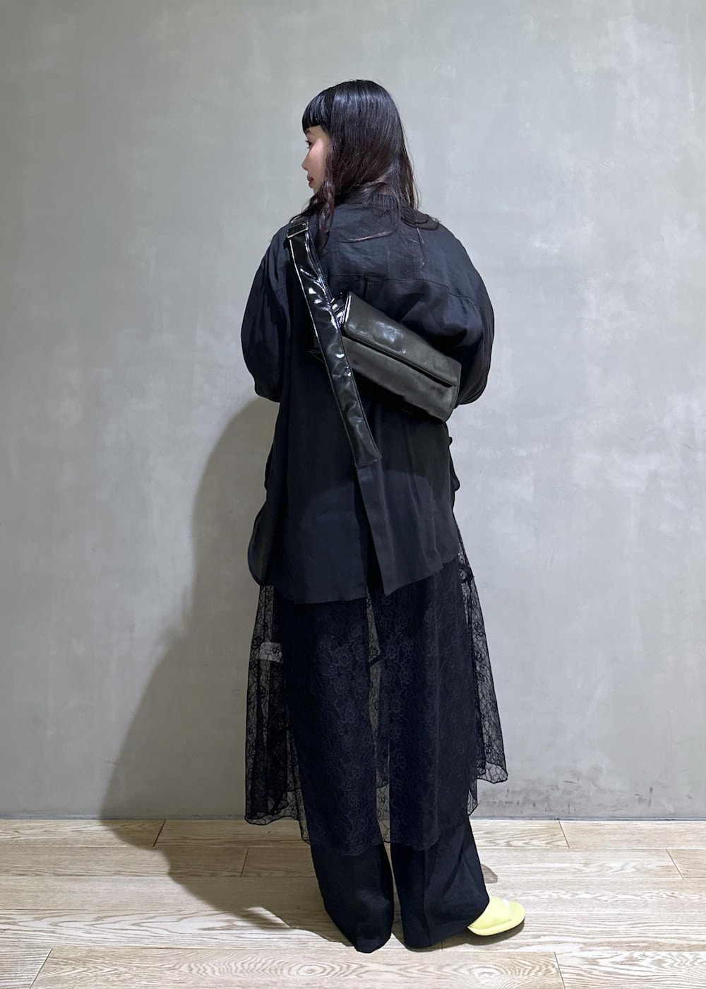 ブラック系のシャツ/ブラウス、ブラック系のショルダーバッグ、グリーン系のサンダルを着用したレディースの春コーディネートの3枚目の写真