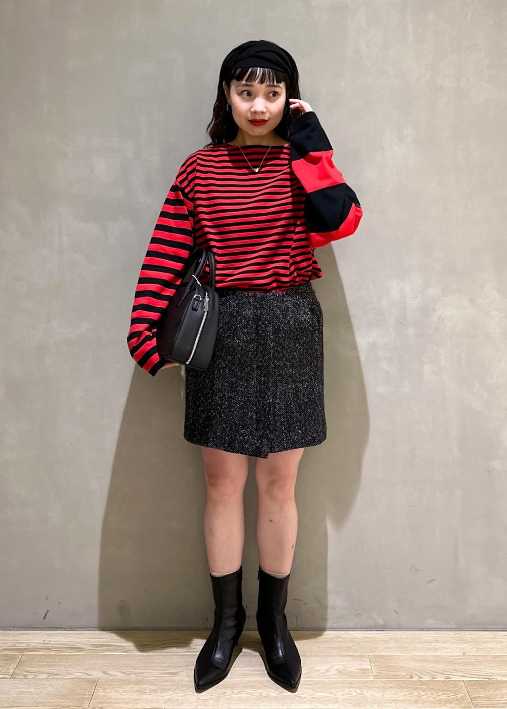 「G.F.G.S、初秋コーデ、秋コーデ、初冬コーデ、お出かけコーデ、女子会コーデ、大人カジュアル、スカートスタイル、カジュアルコーデ、きれいめコーデ、別注アイテム、ADAM ET ROPÉ、ウェーブ、ブルべ冬、乾燥」|「ADAM ET ROPE'の【2WAY】ダブルツイストヘアバンド(ヘアバンド、ブラック系)」を使った、AKARIさん(レディース・157cm)の夏コーディネートの2枚目の写真