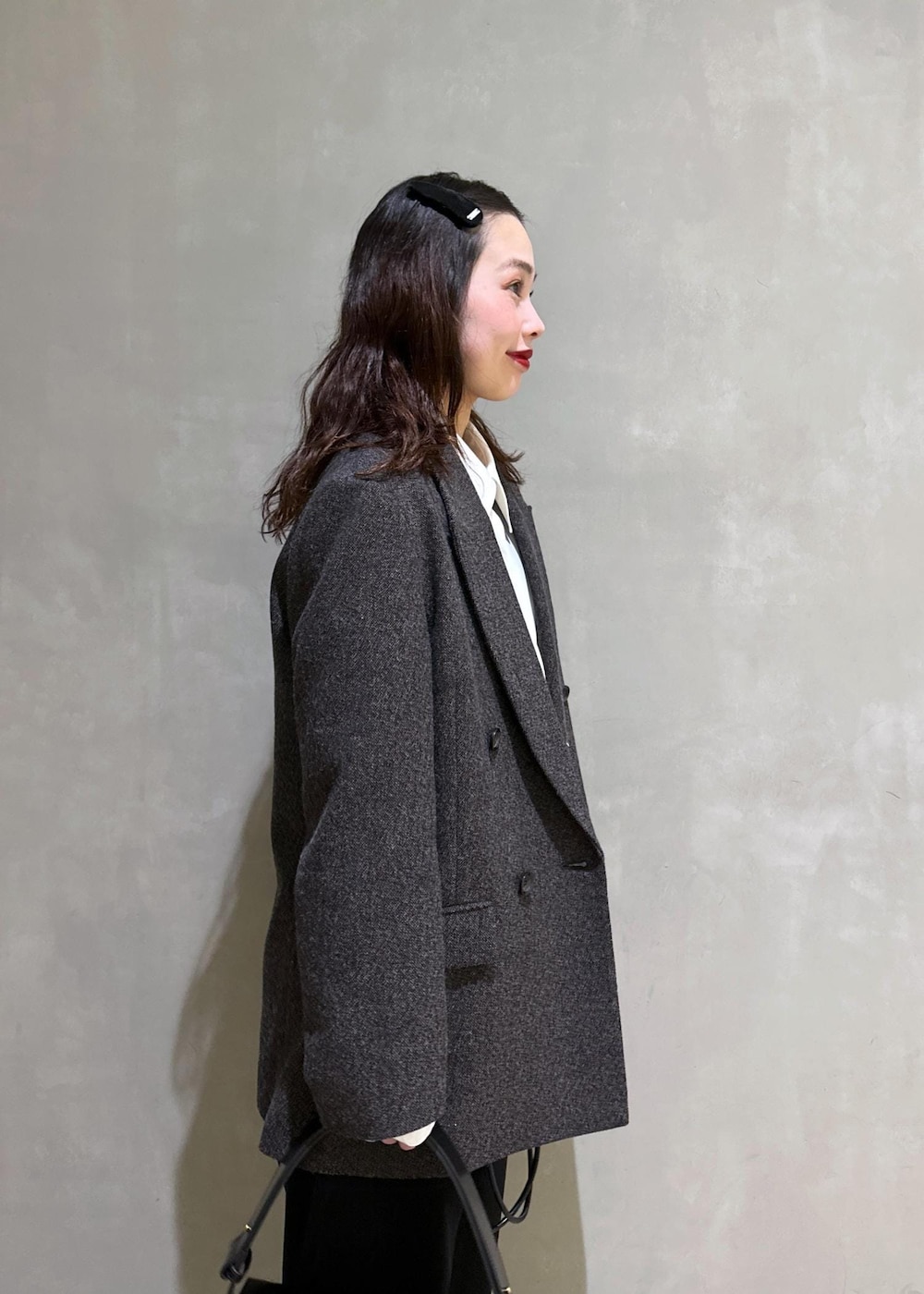 グリーン系のスニーカー、ホワイト系のシャツ/ブラウス、ブラック系のその他パンツを着用したレディースの冬コーディネートの10枚目の写真