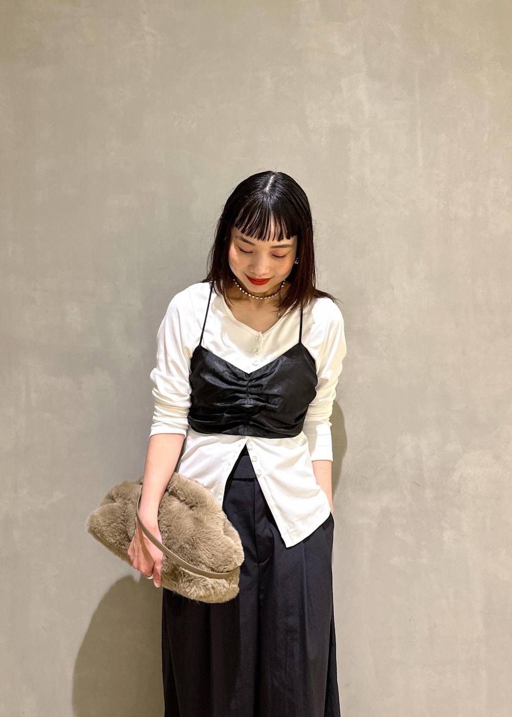 「web限定商品、web限定、パンプス、proenza schouler、クラッチバッグ、ビスチェ、初秋コーデ、秋コーデ、デートコーデ、お出かけコーデ、女子会コーデ、モード、大人カジュアル、レイヤード、モノトーンコーデ」|「ADAM ET ROPE'の【サステナブル・洗える】メニーボタンスリットプルオーバー(Tシャツ/カットソー、ホワイト系)」を使った、AKARIさん(レディース・157cm)の秋コーディネートの6枚目の写真