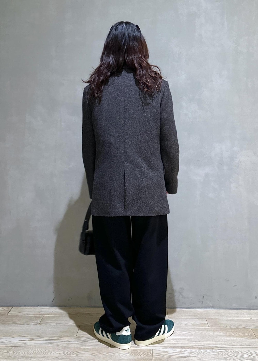 グリーン系のスニーカー、ホワイト系のシャツ/ブラウス、ブラック系のその他パンツを着用したレディースの冬コーディネートの3枚目の写真