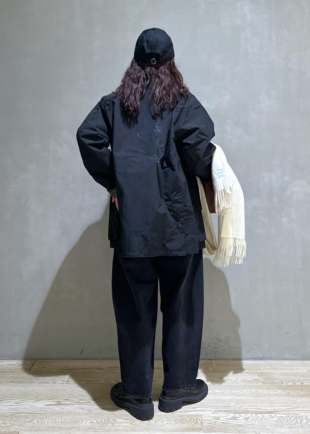 ブラック系のブルゾン、ブラック系のローファー、ブラック系のデニムパンツを着用したレディースの冬コーディネートの5枚目の写真