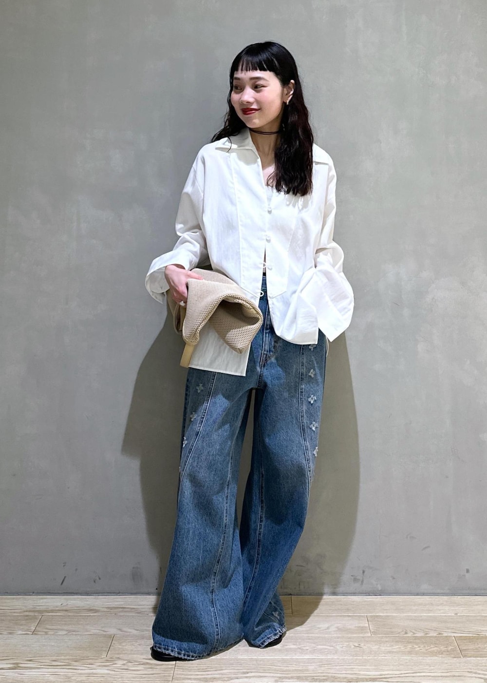 ベージュ系のショルダーバッグ、ホワイト系のシャツ/ブラウス、ブラック系のサンダルを着用したレディースの春コーディネートの2枚目の写真