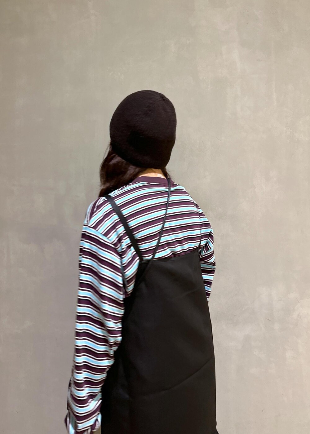 ブルー系のTシャツ/カットソー、ブラック系のその他シューズ、ブラック系のスラックスを着用したレディースの秋コーディネートの8枚目の写真