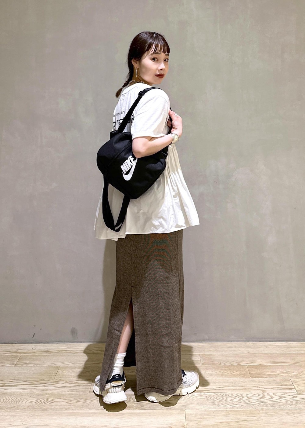 ベージュ系のスカート、ホワイト系のシャツ/ブラウス、ホワイト系のTシャツ/カットソーを着用したレディースの夏コーディネートの3枚目の写真