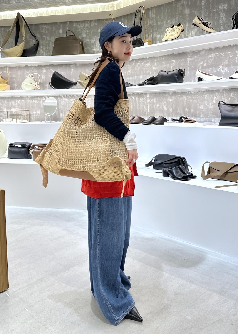 ブラック系のパンプス、ブルー系のデニムパンツ、ホワイト系のTシャツ/カットソーを着用したレディースの春コーディネートの3枚目の写真