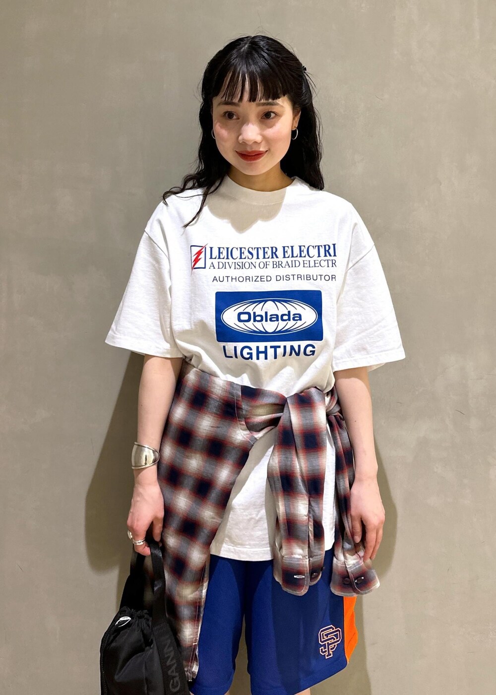 ブルー系のその他パンツ、ベージュ系のシャツ/ブラウスを着用したレディースの夏コーディネートの6枚目の写真