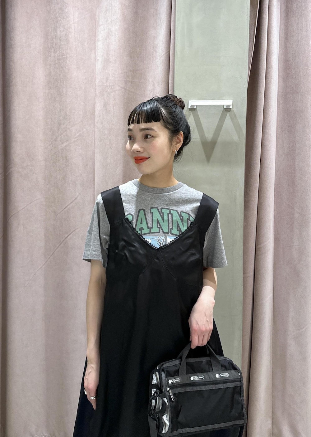 ブラック系のサンダル、ブラック系のその他パンツ、グレー系のTシャツ/カットソーを着用したレディースの春コーディネートの7枚目の写真