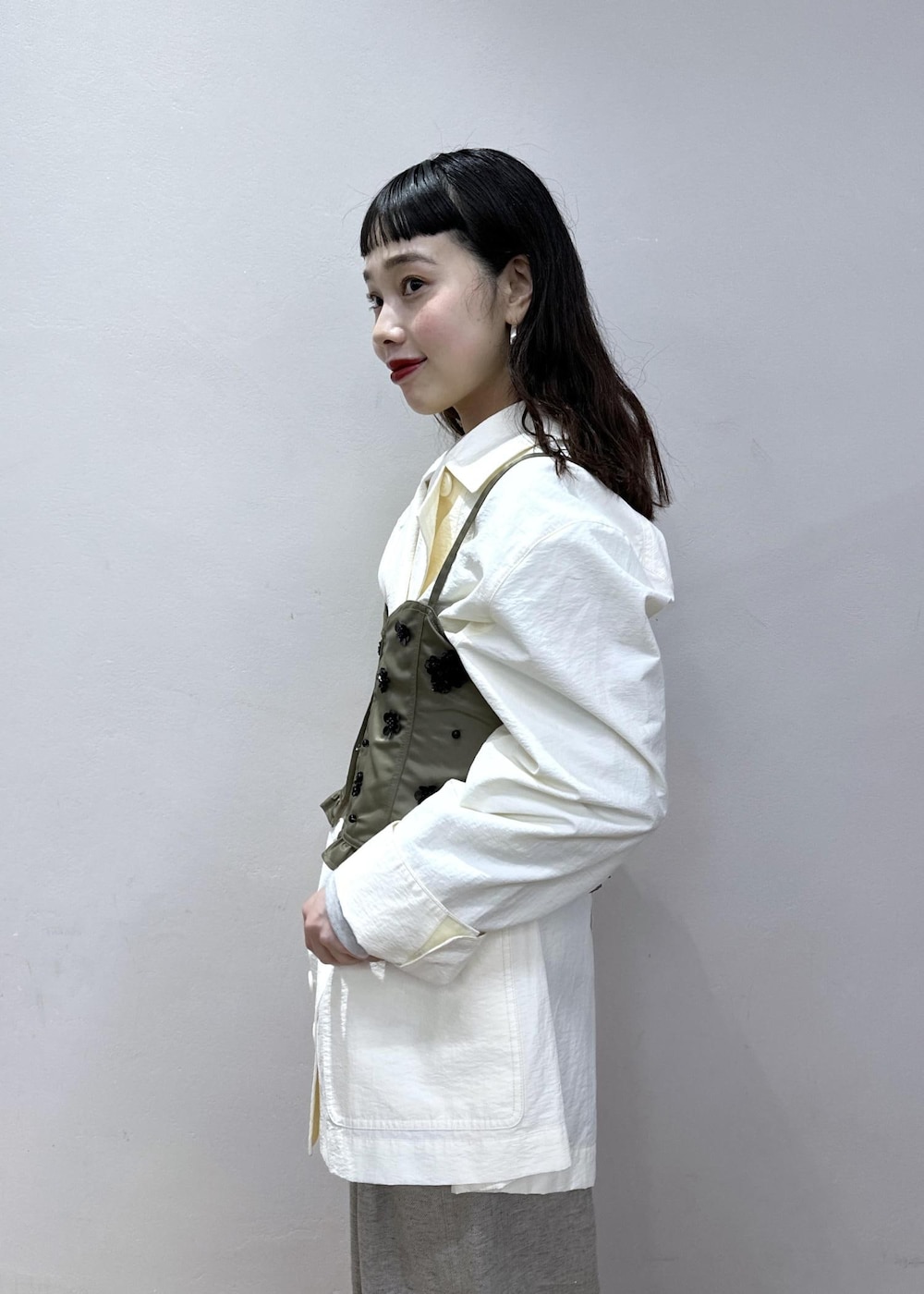 ホワイト系のカーディガン/ボレロを着用したレディースの冬コーディネートの7枚目の写真