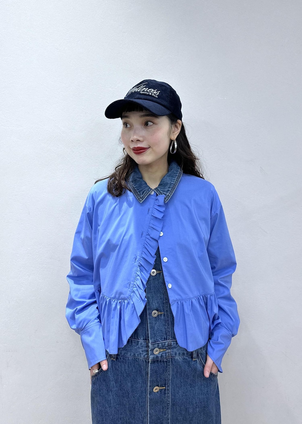 ブラウン系のサンダル、ブラック系のワンピース、ブルー系のシャツ/ブラウスを着用したレディースの冬コーディネートの5枚目の写真