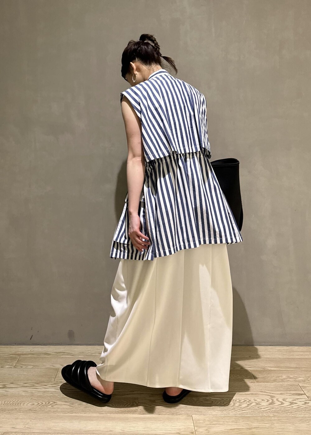 ブラック系のトートバッグ、ホワイト系のシャツ/ブラウス、ホワイト系のワンピースを着用したレディースの夏コーディネートの3枚目の写真