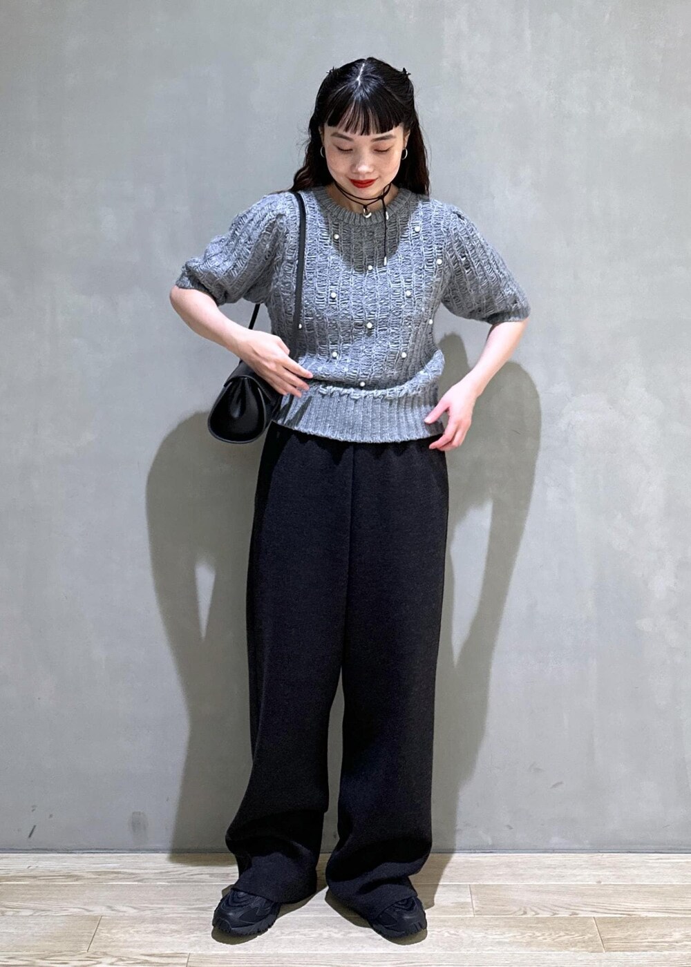 「WEB限定、WEB限定商品、パール、ニット、ニットパンツ、初秋コーデ、秋コーデ、初冬コーデ、セレモニーコーデ、デートコーデ、お出かけコーデ、女子会コーデ、フェミニンコーデ、シンプルコーデ、きれいめコーデ」|「ADAM ET ROPE'のMOL Rollバッグ(ショルダーバッグ、ブラック系)」を使った、AKARIさん(レディース・157cm)の夏コーディネートの3枚目の写真