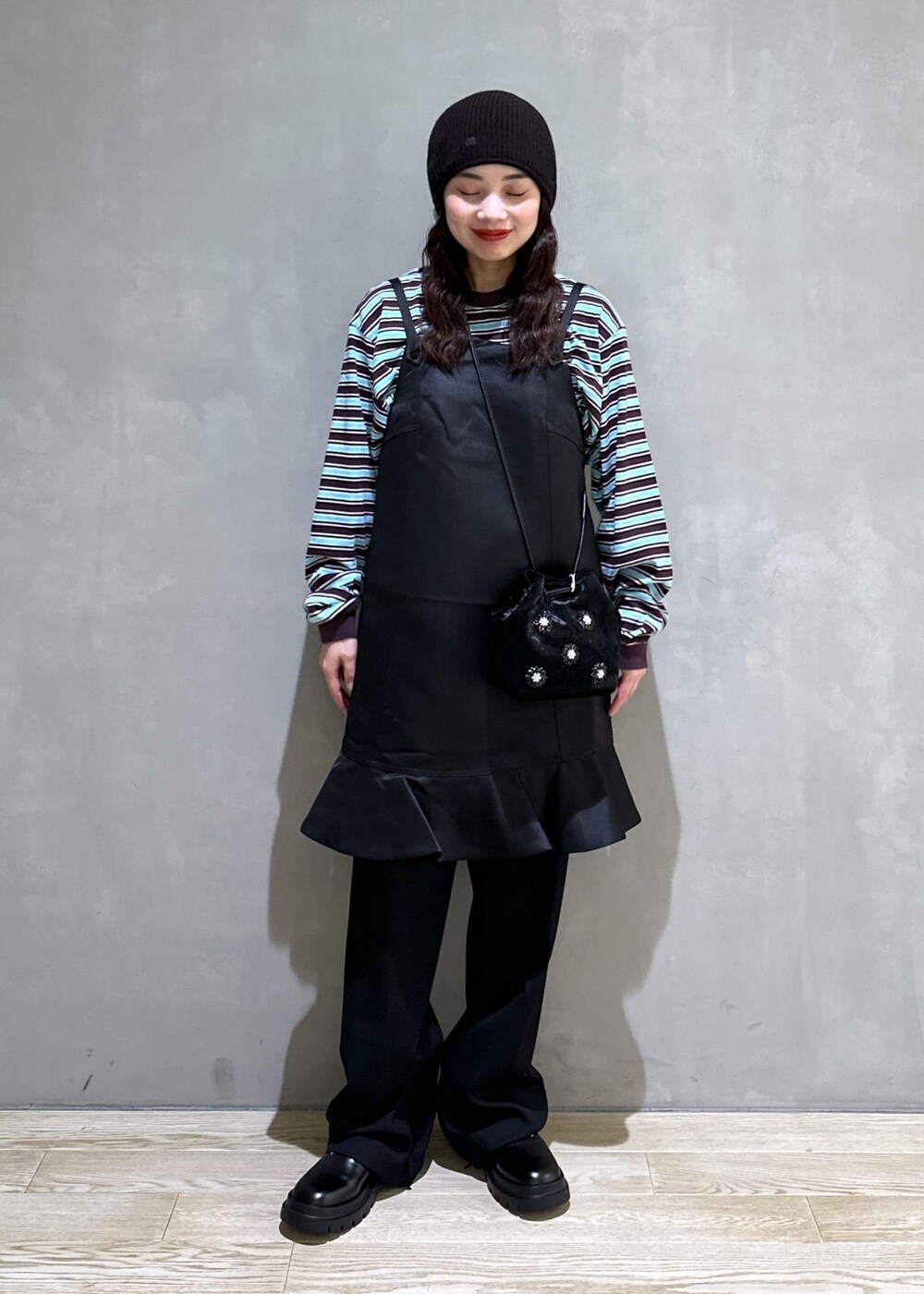 ブルー系のTシャツ/カットソー、ブラック系のその他シューズ、ブラック系のスラックスを着用したレディースの秋コーディネートの3枚目の写真