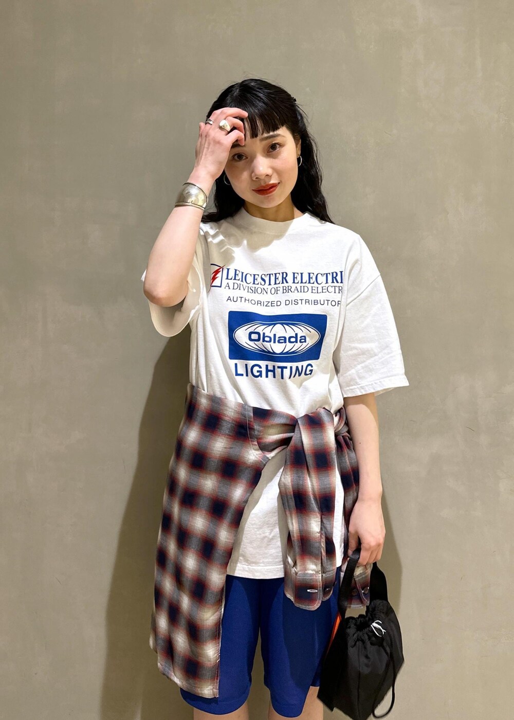 ブルー系のその他パンツ、ベージュ系のシャツ/ブラウスを着用したレディースの夏コーディネートの9枚目の写真