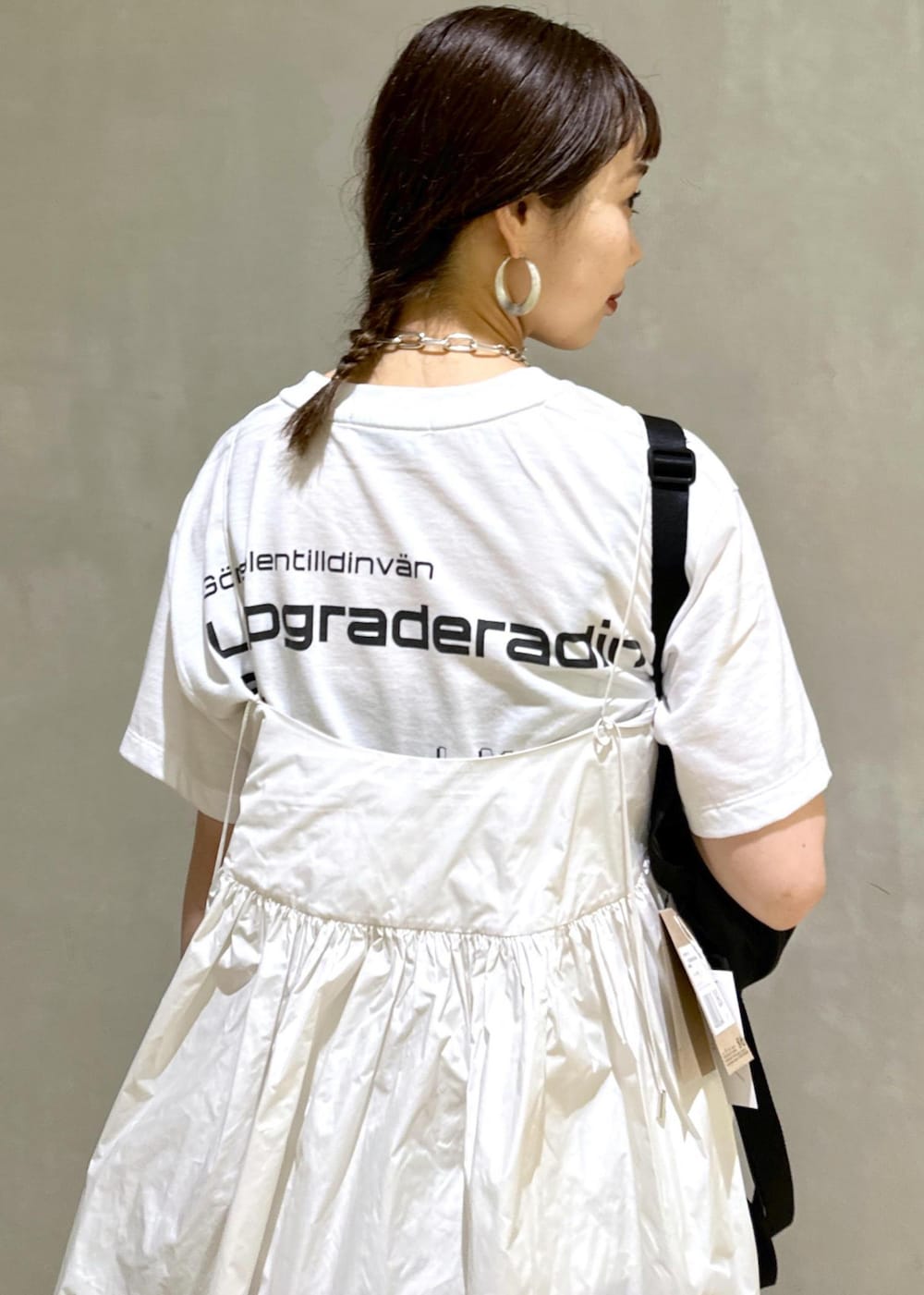 ベージュ系のスカート、ホワイト系のシャツ/ブラウス、ホワイト系のTシャツ/カットソーを着用したレディースの夏コーディネートの8枚目の写真