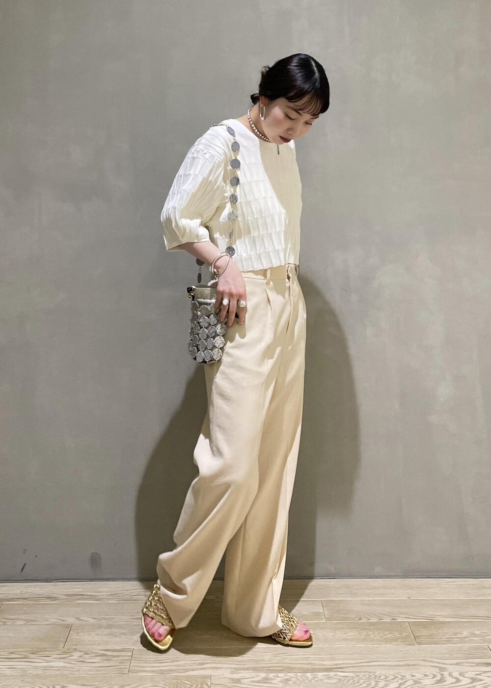 「トップス、ブルベウィンター、パンツスタイル、web限定、ホワイト、ベージュ、ADAM ET ROPÉ、FEMME、骨格ウェーブ、ブルべ、フェミニン、春、夏、夏コーデ、春ファッション」｜「ADAM ET ROPE'の【サステナブル】ローライズアジャストパンツ（スラックス、ベージュ系）」を使った、AKARIさん（レディース・157cm）の春コーディネートの2枚目の写真