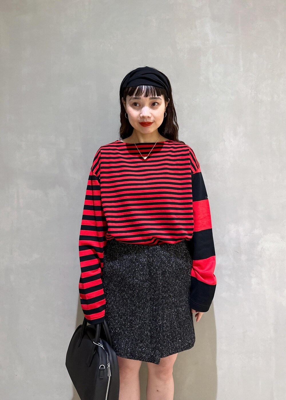 「G.F.G.S、初秋コーデ、秋コーデ、初冬コーデ、お出かけコーデ、女子会コーデ、大人カジュアル、スカートスタイル、カジュアルコーデ、きれいめコーデ、別注アイテム、ADAM ET ROPÉ、ウェーブ、ブルべ冬、乾燥」|「ADAM ET ROPE'の【2WAY】ダブルツイストヘアバンド(ヘアバンド、ブラック系)」を使った、AKARIさん(レディース・157cm)の夏コーディネートの6枚目の写真
