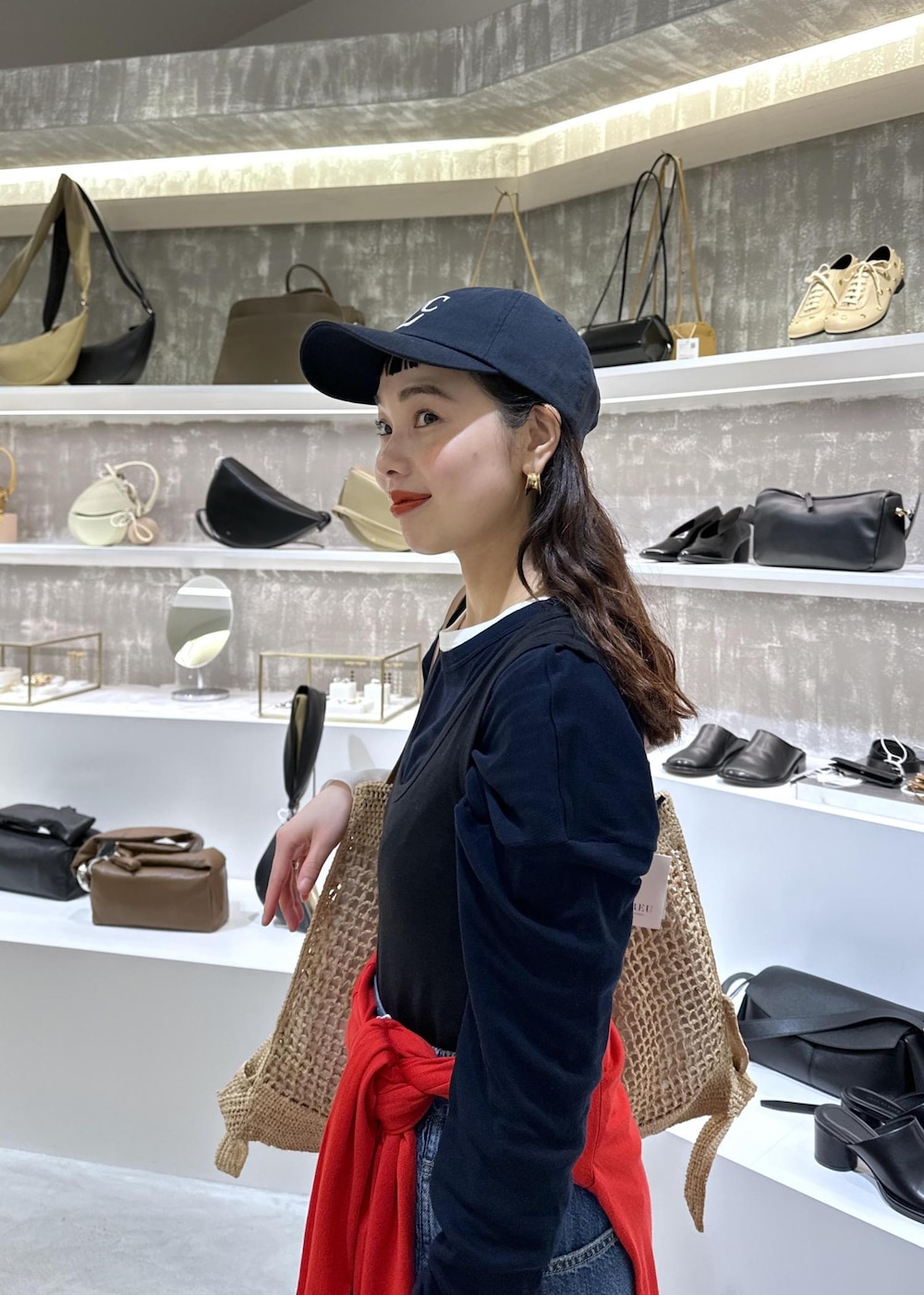 ブラック系のパンプス、ブルー系のデニムパンツ、ホワイト系のTシャツ/カットソーを着用したレディースの春コーディネートの9枚目の写真