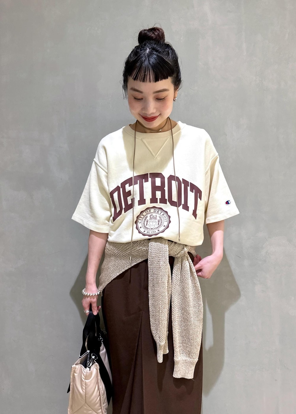 「チャンピオン、初夏コーデ、夏コーデ、デートコーデ、お出かけコーデ、女子会コーデ、スカートスタイル、カジュアルコーデ、ADAM ET ROPÉ、ウェーブ、ブルべ冬、乾燥、トップス、Tシャツ/カットソー、ニット/セーター」｜「ADAM ET ROPE'の【Champion for ADAM ET ROPE'】EX REVERSE WEAVE SHORT SLEEVE SWEATSHIRT（Tシャツ/カットソー、ベージュ系）」を使った、AKARIさん（レディース・157cm）の夏コーディネートの9枚目の写真