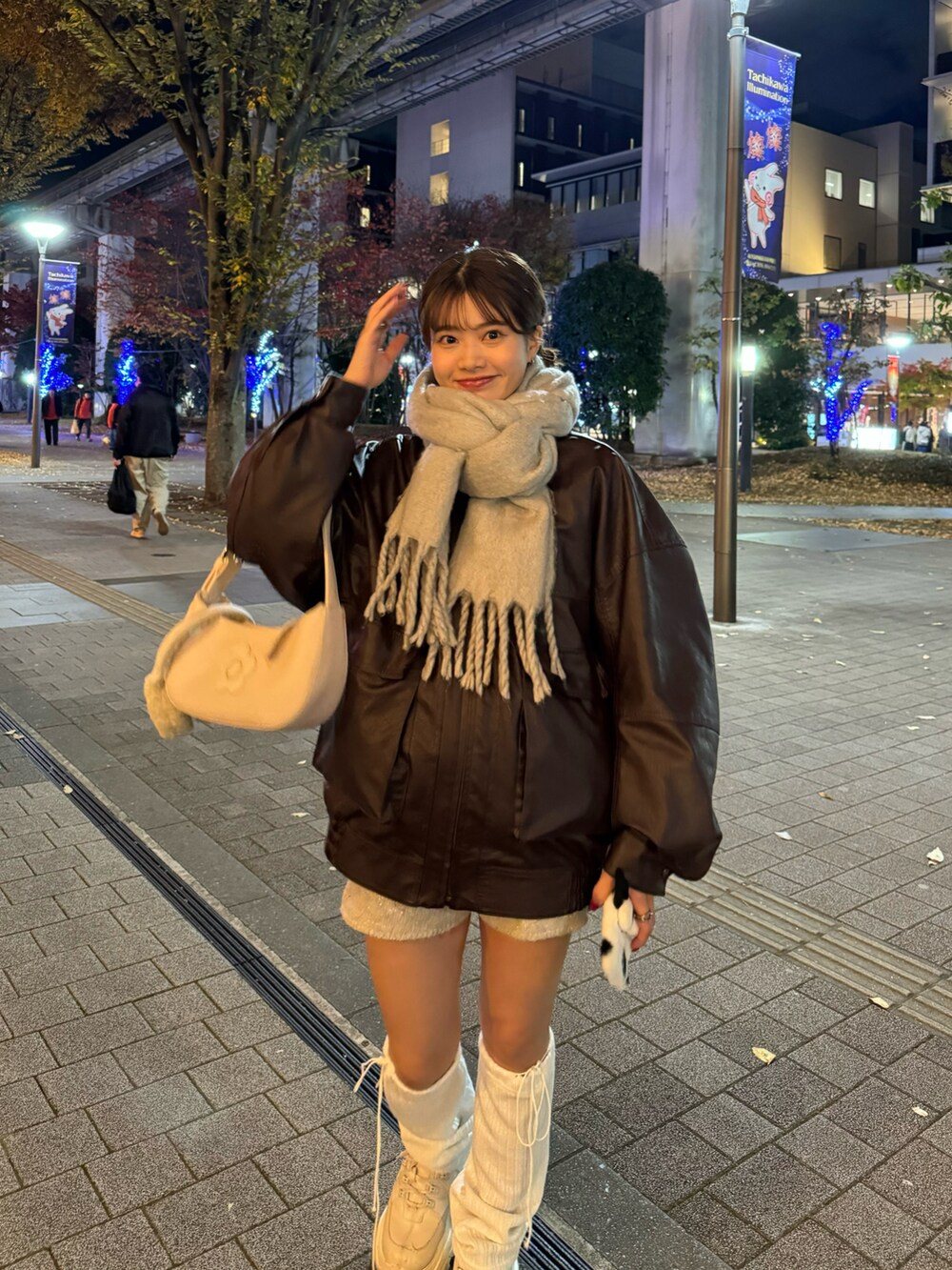 「大人カジュアル、y2k、厚底シューズ、お洒落さんとつながりたい、秋冬コーデ、ビッグシルエット、パンツスタイル、いいね、save、フォローお願いします🤑、アウター、低身長、ショートパンツ、新星WEARISTAにエントリー」｜「SLYのアイテム（スニーカー、ホワイト系）」を使った、hichanさん（レディース・156cm）の冬コーディネートの2枚目の写真