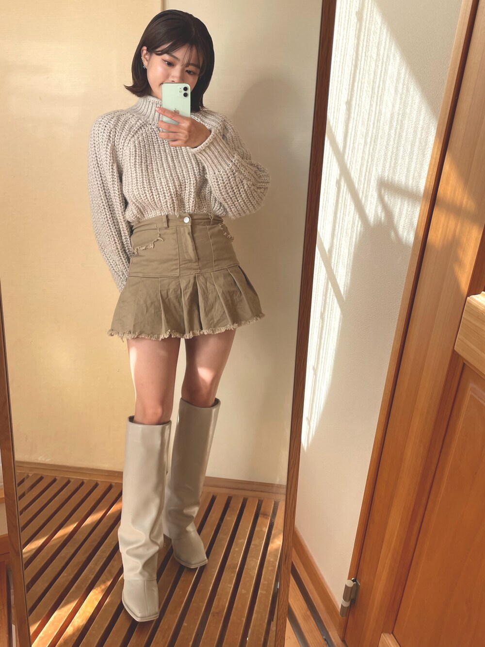 「ファッションを楽しもう、おでかけコーデ、オトナカジュアル、おしゃれさんと繋がりたい、低身長女子、秋服、プチプラコーデ、韓国ファッション、冬ファッション、骨格ナチュラル、ロングブーツ、デート/ロマンティック、デート、スカートコーデ、淡色コーデ」｜「H&Mのアイテム（ニット/セーター、ベージュ系）」を使った、hichanさん（レディース・156cm）の秋コーディネートの2枚目の写真