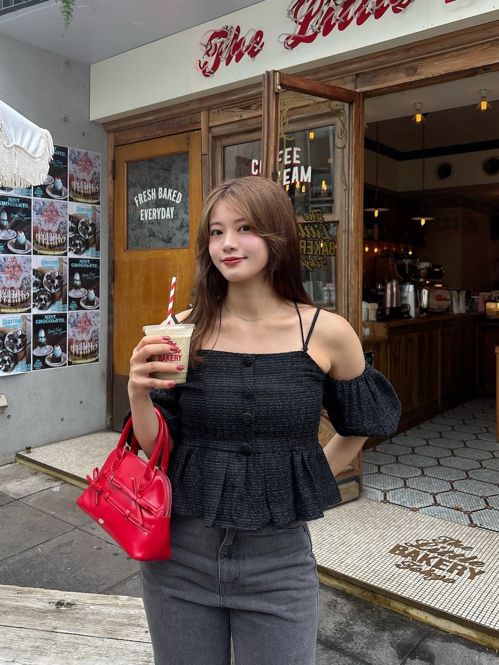 「サンダル、夏コーデ、韓国ファッション、デートコーデ、大人コーデ、夏服、オトナカジュアル、大人可愛い、楽チンコーデ、大人かわいい、デニムコーデ、キレイめ、シンプルスタイル、ブラウスコーデ、ぺプラムトップス」｜「Chicoの【新色追加】ポケット刺繍タイトフレアデニム（デニムパンツ、グレー系）」を使った、hichanさん（レディース・156cm）の夏コーディネートの5枚目の写真