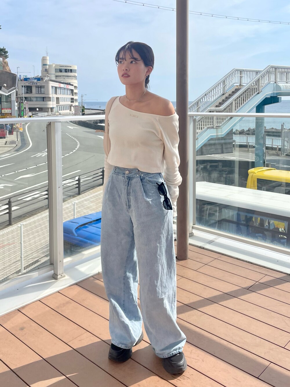 「似合うラボに行こう、オトナカジュアル、カジュアルコーデ、春コーデ、休日スタイル、お出かけコーデ、シンプル、スニーカー、いいね、save、フォローお願いします🤑、おしゃれさんと繋がりたい、デニム、楽チンコーデ、着回しコーデ」｜「Chicoの【追加予約開始/2way】ピグメントオフショルリブT（Tシャツ/カットソー、ホワイト系）」を使った、hichanさん（レディース・156cm）の冬コーディネートの3枚目の写真