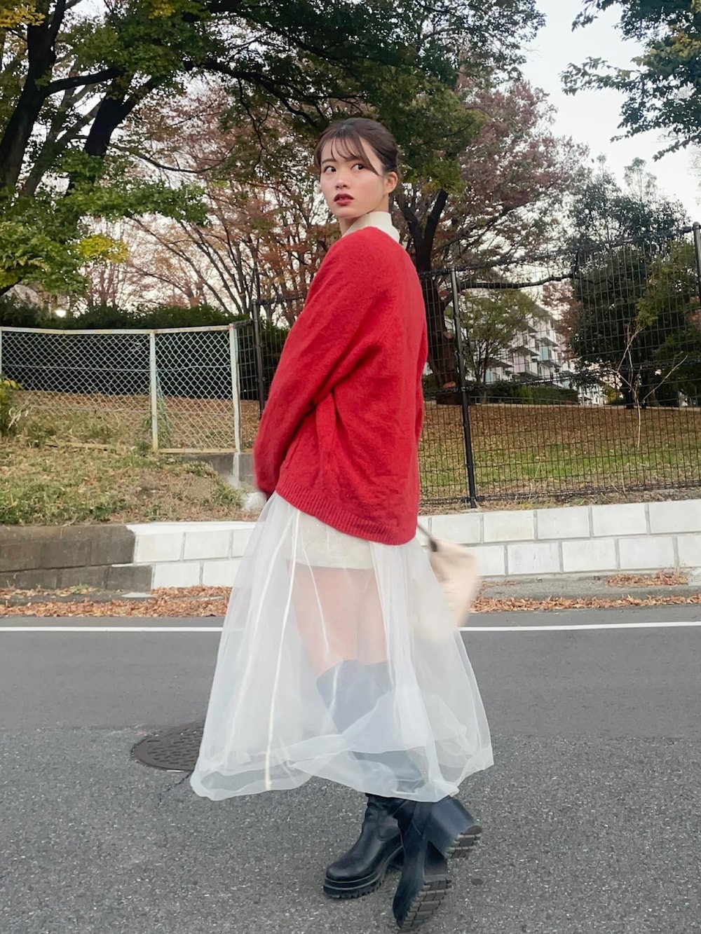 「ファッションを楽しもう、秋冬コーデ、お出かけコーデ、冬のコーデ、大人女子、クリスマス、クリスマスに着たい服、クリスマスカラー、デート、デートスタイル（WOMEN）、ロングブーツ、レイヤードスタイル、骨格ナチュラル、大学生、大学生コーデ」｜「UNIQLOのアイテム（カーディガン/ボレロ、レッド系）」を使った、hichanさん（レディース・156cm）の秋コーディネートの2枚目の写真