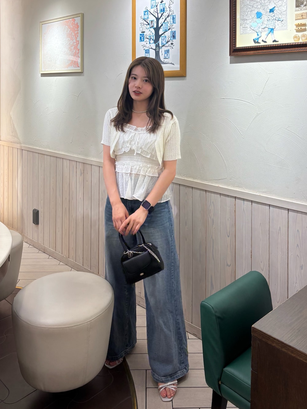 「ペプラムブラウス、ぺプラムブラウス、ぺプラムトップス、ぺプラム、ペプラム、ブラウス×デニム、ブラウスコーデ、ブラウス、ブラウス×パンツ、ボレロ、カーディガン、カーディガンコーデ」｜「Chicoのフラップミニボストンバッグ（ボストンバッグ、ブラック系）」を使った、hichanさん（レディース・156cm）の夏コーディネートの3枚目の写真