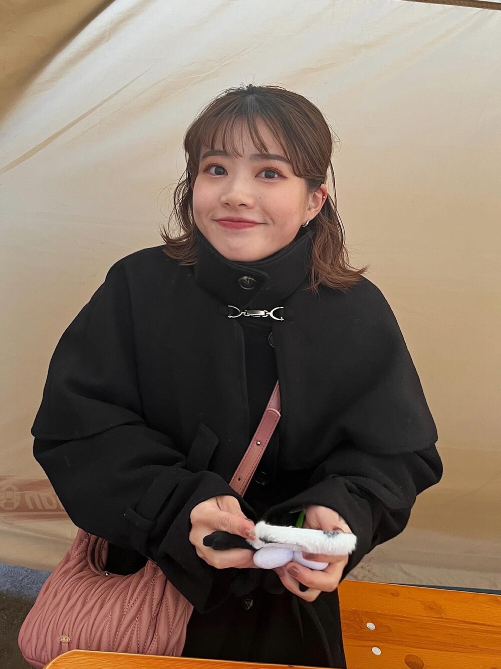 「お洒落さんとつながりたい、あったかコーデ、ロングコート、クリスマス、今日のコーデ、クリスマスに着たい服、ロングブーツコーデ、アウター、デート/ロマンティック、デートスタイル（WOMEN）」｜「one after another NICE CLAUPの【再入荷】取り外し可能/ロングケープコート（ステンカラーコート、ブラック系）」を使った、hichanさん（レディース・156cm）の冬コーディネートの2枚目の写真