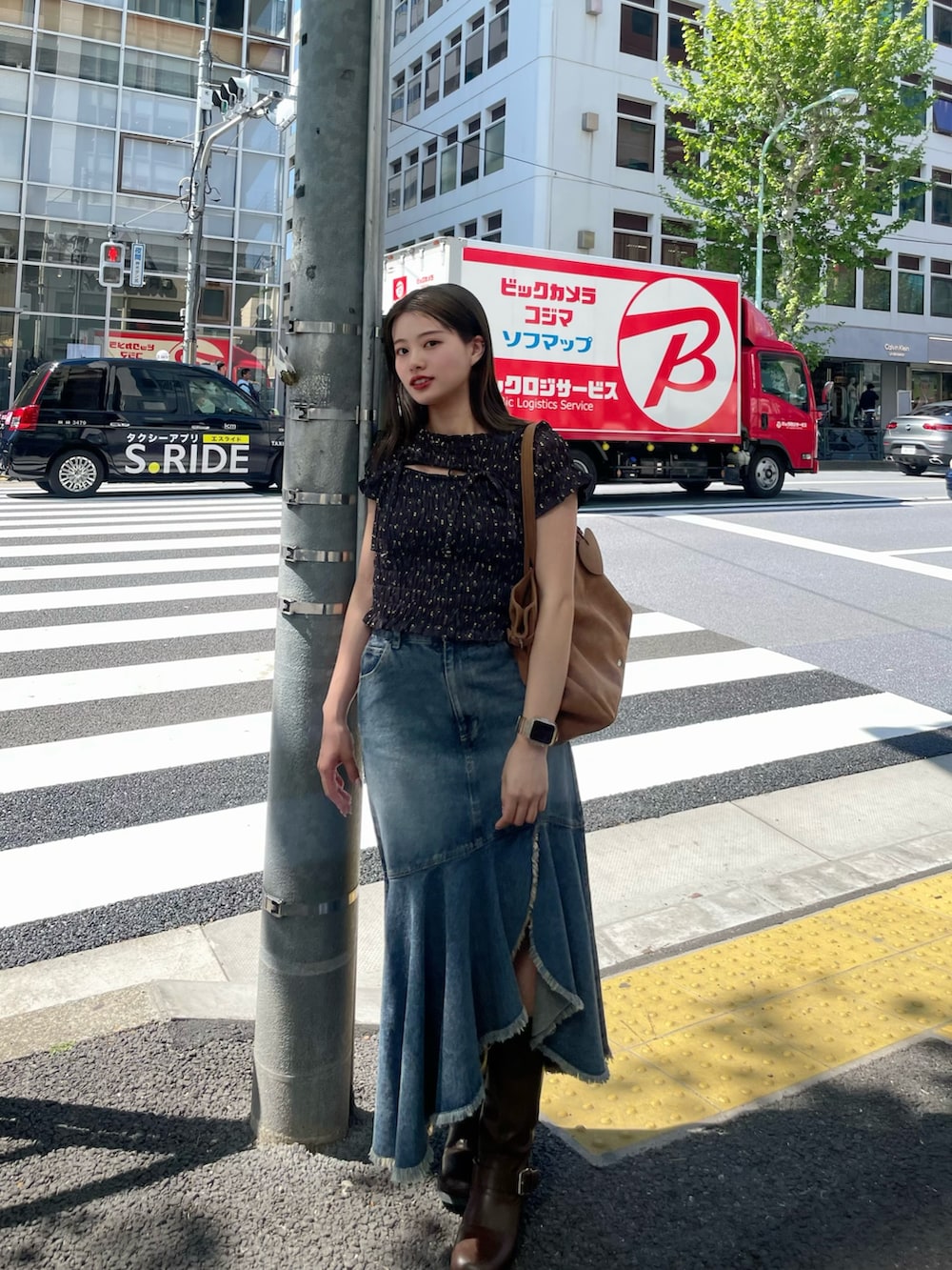 「Chicoの【新サイズ追加】裾フリンジタイトフレアデニムスカート（スカート、ブルー系）」を使った、hichanさん（レディース・156cm）の夏コーディネートの3枚目の写真