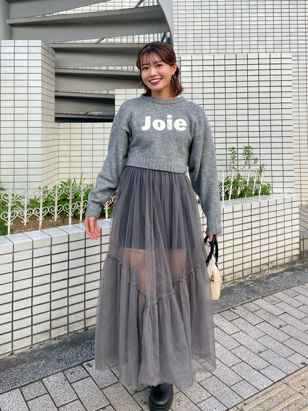 「ファッションを楽しもう、おでかけコーデ、シンプルスタイル、ゆったりコーデ、大人コーデ、お洒落さんとつながりたい、きれいめカジュアル、ワントーンコーデ、クリスマスに着たい服、今日のコーデ、クリスマスコーデ、レイヤード、カラーニット、ディズニーコーデ、新星WEARISTAにエントリー」｜「Chicoのサガラ刺繍ドルマンニット（ニット/セーター、グレー系）」を使った、hichanさん（レディース・156cm）の秋コーディネートの3枚目の写真