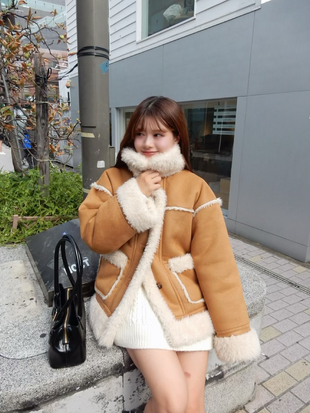 イエロー系のその他アウター、ブラック系のボストンバッグ、イエロー系のブーツを着用したレディースの秋コーディネートの4枚目の写真