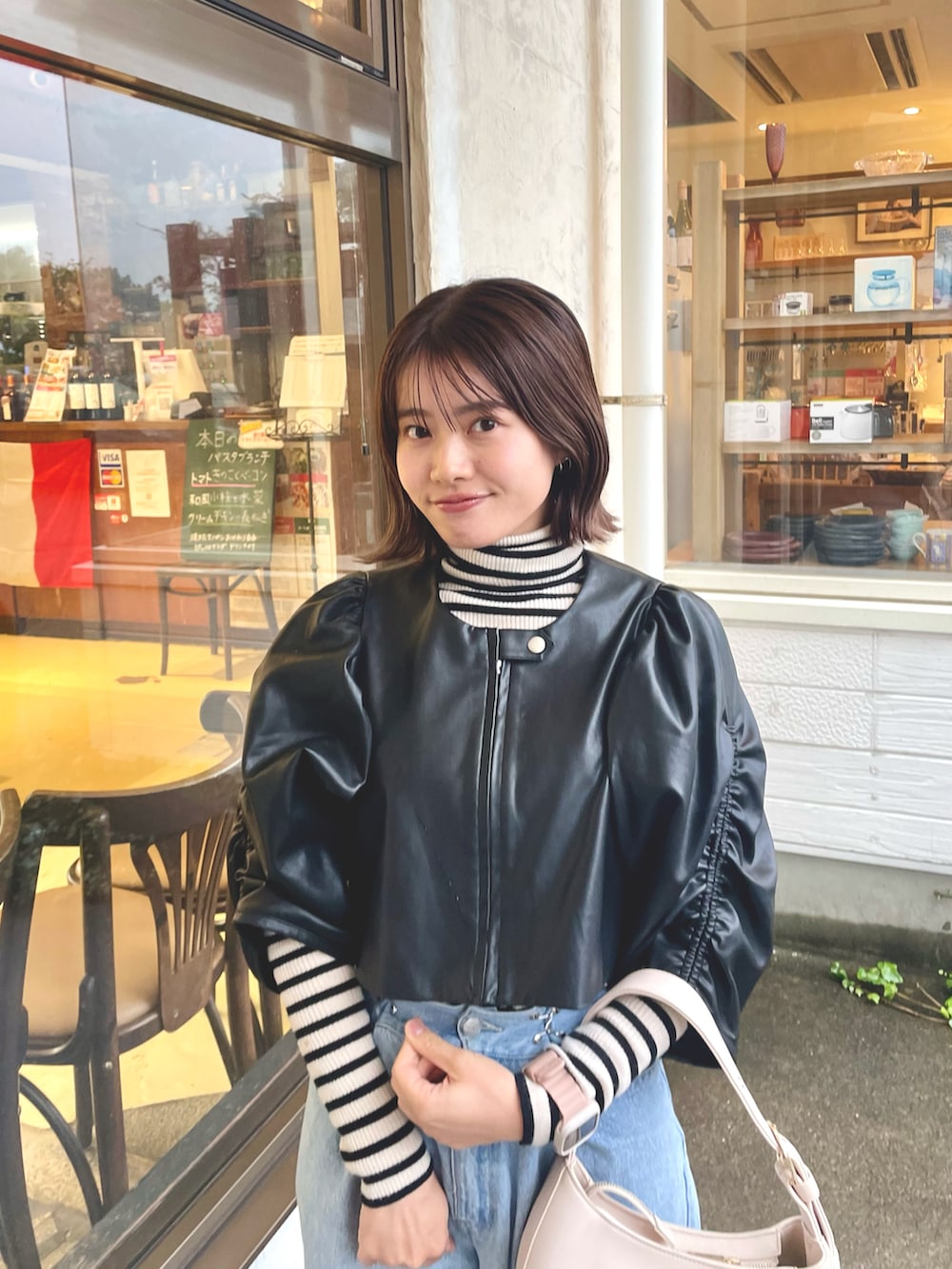 「似合うラボに行こう、レイヤードスタイル、春コーデ、オトナカジュアル、カジュアルコーデ、おしゃれさんと繋がりたい、スニーカー、デニム、大人カジュアル、きれいめカジュアル、いいね、save、フォローお願いします🤑、ニット、シンプルコーデ、低身長」｜「Chicoの【2サイズ展開/2024SS】ハートプリントボックスワイドデニムパンツ（デニムパンツ、ブルー系）」を使った、hichanさん（レディース・156cm）の冬コーディネートの3枚目の写真