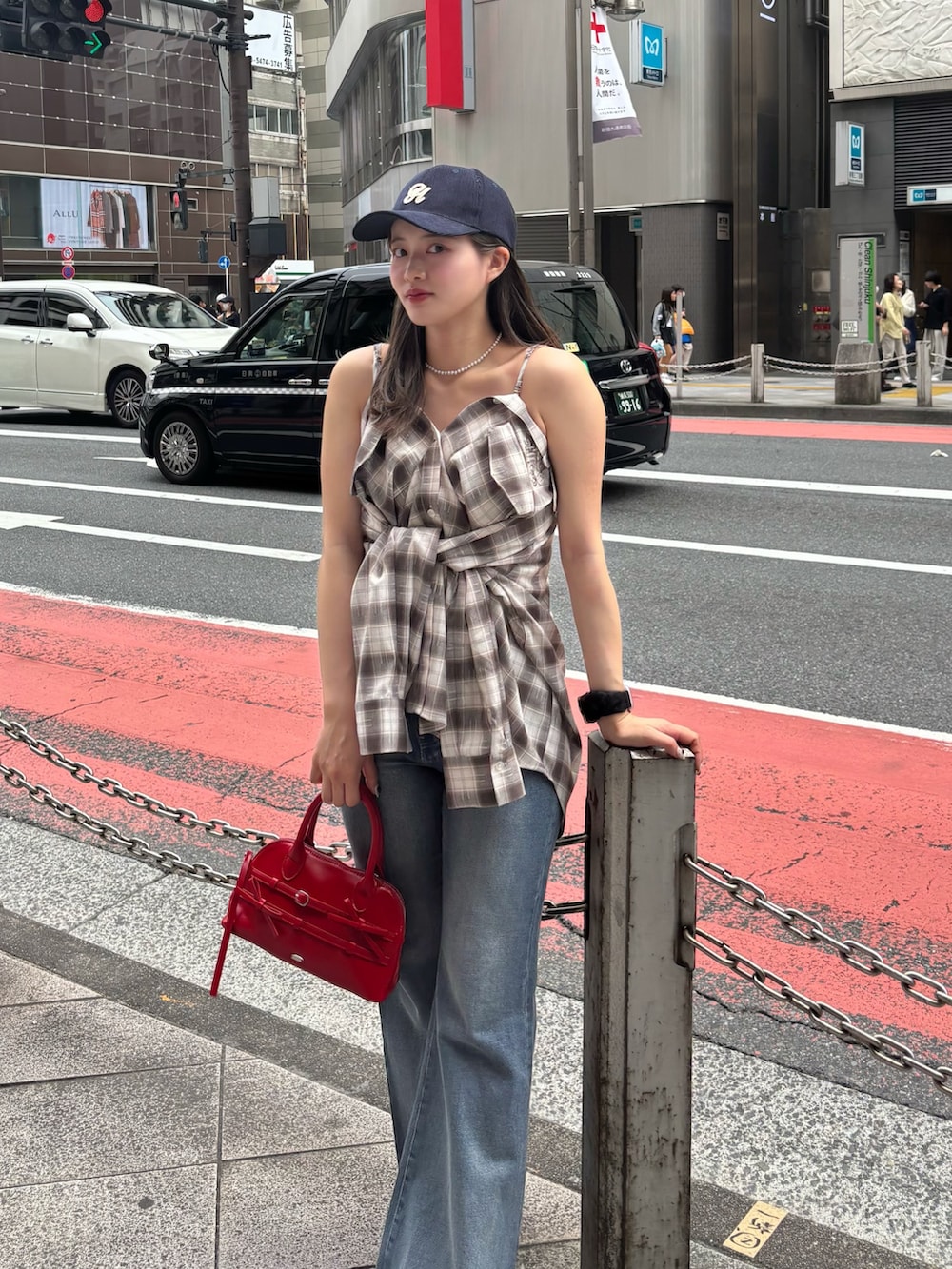 「柄シャツ、レイヤードスタイル、サンダル、チェックシャツ、チェックシャツワンピース、チェックシャツコーデ、チコ、フレアパンツ、フレアデニム」｜「Chicoの【WEB限定新色追加】2WAYオーバーチェックシャツ（シャツ/ブラウス、ベージュ系）」を使った、hichanさん（レディース・156cm）の夏コーディネートの4枚目の写真