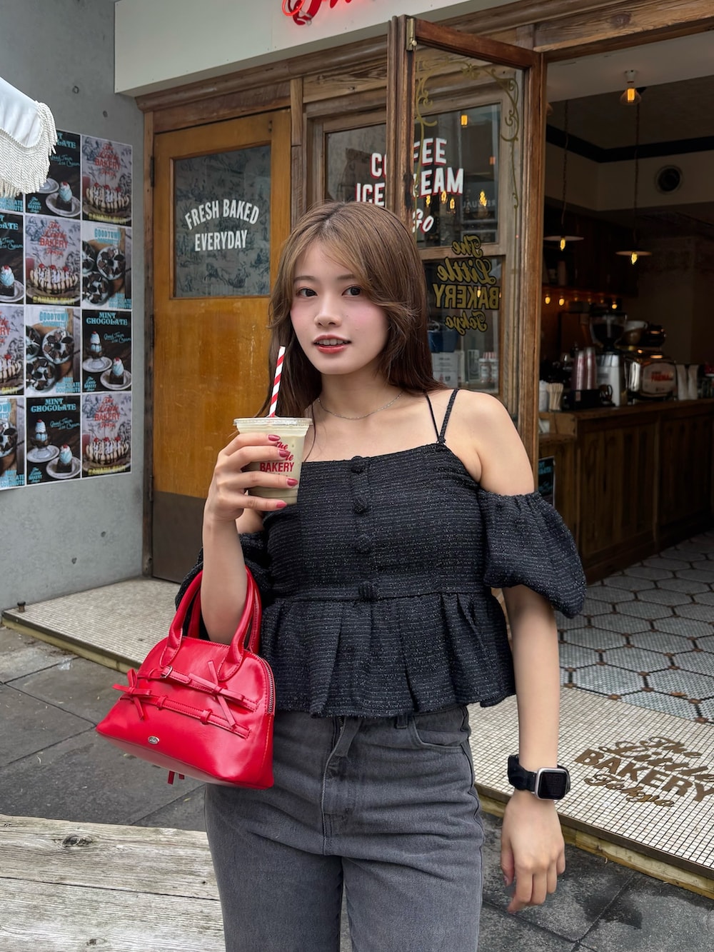 「サンダル、夏コーデ、韓国ファッション、デートコーデ、大人コーデ、夏服、オトナカジュアル、大人可愛い、楽チンコーデ、大人かわいい、デニムコーデ、キレイめ、シンプルスタイル、ブラウスコーデ、ぺプラムトップス」｜「Chicoの【新色追加】ポケット刺繍タイトフレアデニム（デニムパンツ、グレー系）」を使った、hichanさん（レディース・156cm）の夏コーディネートの3枚目の写真